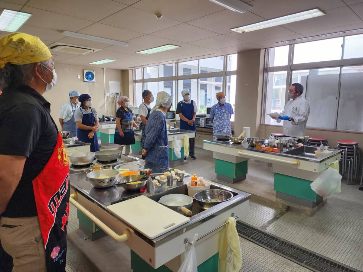 料理教室で受講者に指導する杉山晃二