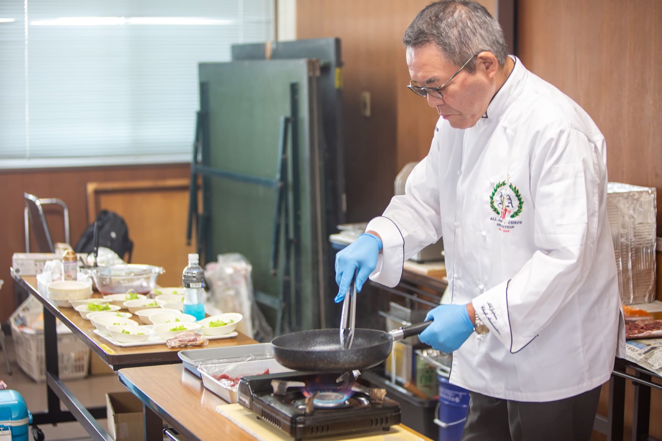 ジビエを調理する杉山晃二（くまもとジビエコンソーシアム会長）